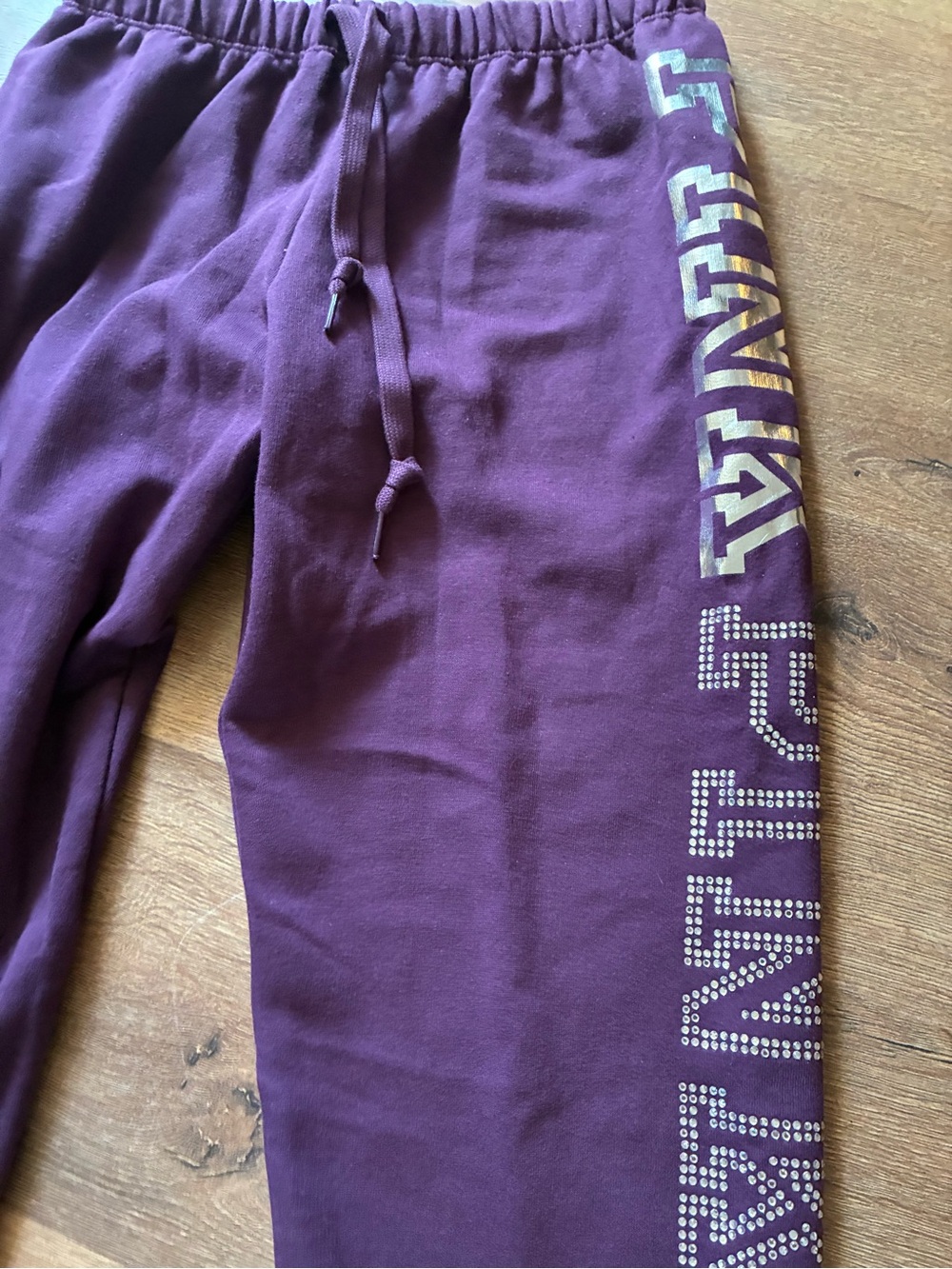 🆕 PINK Victoria's Secret Women’s Plum joggers with Metallic Logo - Picture 6 of 9